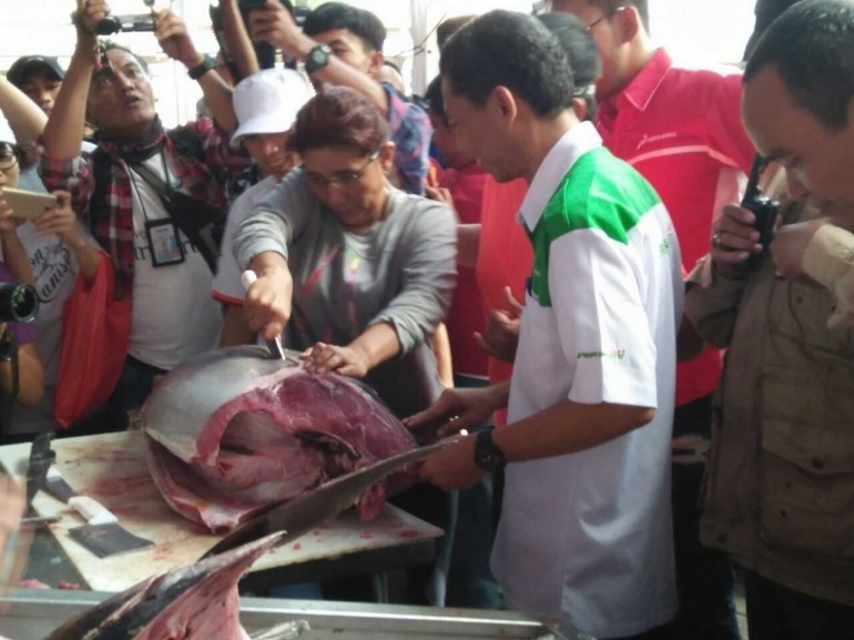 Menteri Kelautan dan Perikanan, Susi Pudjiastuti memotong ikan segar dalam acara pasar ikan murah sebagai bagian dari Gerakan Masyarakat Makan IKan (Gemarikan) di Jakarta, Minggu (27/06/2016). Foto : Humas KKP