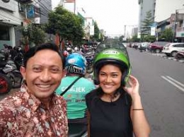 Rita Naik Ojek di Jakarta