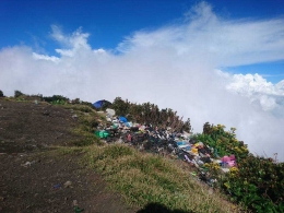 Sampah di atas awan di ketinggian 3.300 mdpl Shelter 3 (Dokpri)
