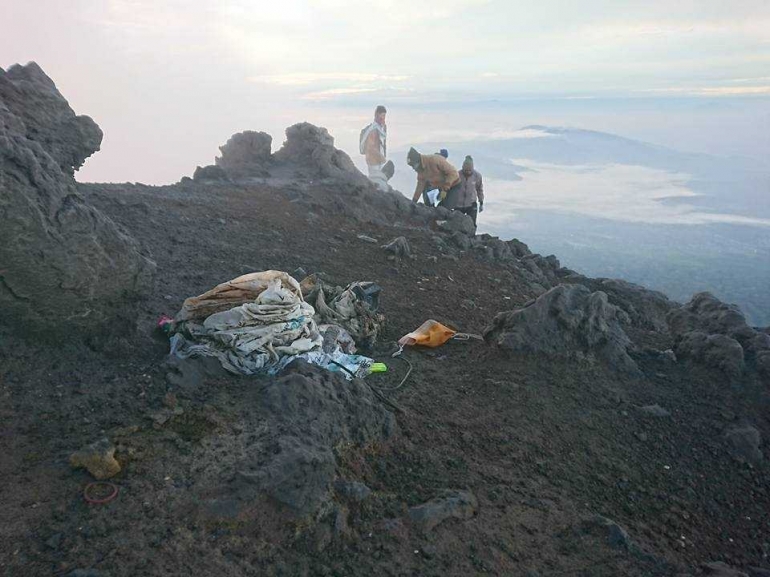 Sampah plastik tertinggi di pulau Sumatera di ketinggian 3.805 mdpl (Dokpri)