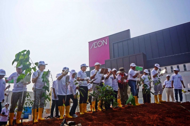 Tree Planting di AEON MALL JGC | sumber: AEON MALL INDONESIA