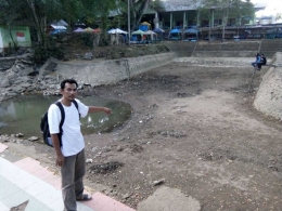 Sekjen Forum PRB (Pengurangan Risiko Bencana) Aceh mengunjungi salah satu lokasi sumber air yang mengalami kekeringan