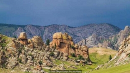 Puncak Burkhan Khaldun di wilayah Khentii dipercaya sebagai tempat peristirahatan terakhir Genghis Khan. Sumber: Peter Langer/Design Pics Inc/Alamy