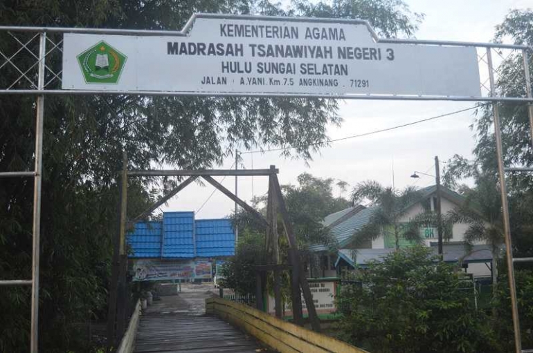 MTsN 3 Hulu Sungai Selatan terletak di Jalan A Yani Km 7,5 Angkinang Selatan, Kecamatan Angkinang, Kabupaten HSS. (foto : akhmad husaini)