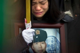 Chen di saat penguburan suaminya. Photo: Reuters: Carlo Allegri