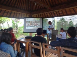Kelas Akber Bali yang bertemakan Fair Trade di Taman Baca Kesiman Denpasar dengan paparan dari Bapak Gung Alit (Sumber: dokumen pribadi)