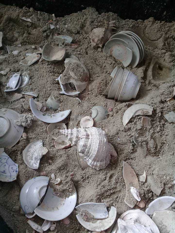Pecahan keramik menjadi data arkeologi karena di dalamnya terkandung berbagai informasi (Foto: Rini Supriyatun)