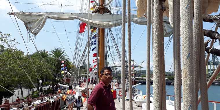 penulis di atas geladak kapal Buque Esquela Cuauhtemoc yang bersandar di singapura dan ramai dikunjungi warga setempat (foto koleksi pribadi)