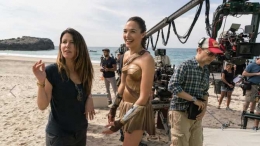 Sang sutradara Wonder Woman, Petty Jenkins, bersama pemeran utama Gal Gadot, di lokasi syuting. Jenkins akan kembali menyutradarai sekuel Wonder Woman 2. (foto sumber: variety.com)