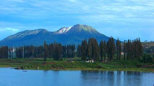 Danau Kembar dan Gunung Talang, contoh pemandangan sepanjang jalan (foto: NN)