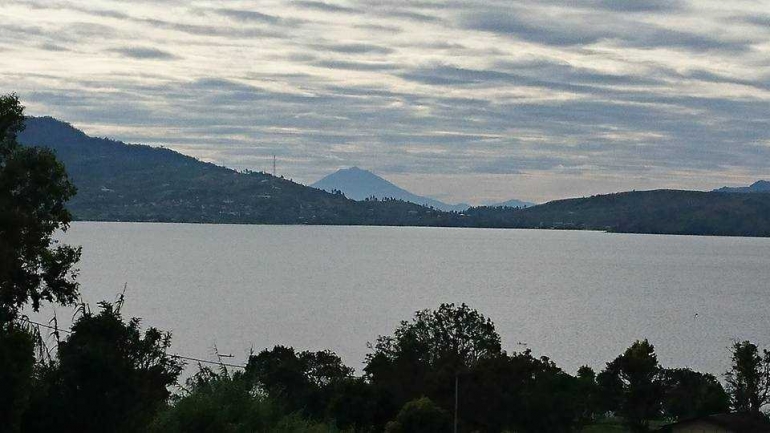 Pemandangan Danau Diatas di perjalanan, di kejauhan nampak kecil gunung Kerinci (dokpri)