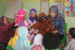 Antusias dari anak-anak saat mendengarkan cerita. Foto dok. Yayasan Palung