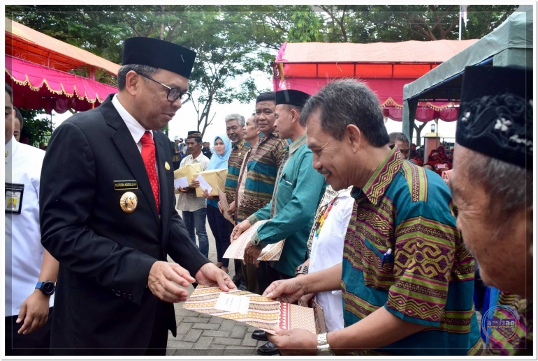 Bupati Bantaeng serahkan penghargaan kepada salah seorang pengurus Koperasi pada peringatan HARKOPNAS Tingkat Kabupaten Bantaeng (26/07).