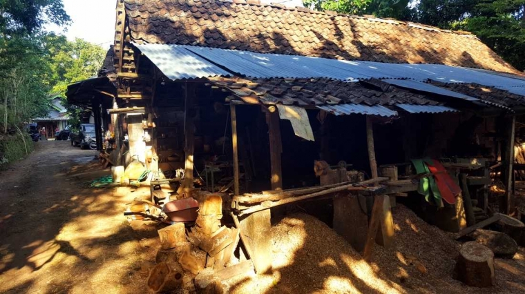 Bagian belakang rumah Budi difungsikan sebagai tempat produksi Gesang Art (dok. pri).