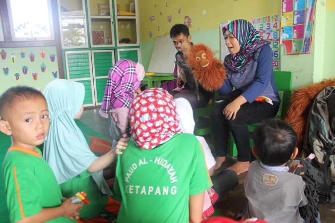 Ranti ketika bertutur kepada anak-anak tentang satwa dilindungi. Foto dok. Yayasan Palung