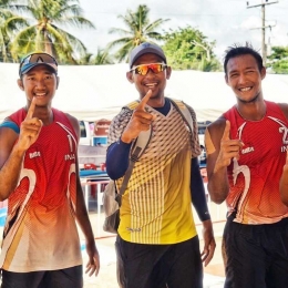 Pasangan Ade Candra/Moh Asfiya bersama pelatih Koko Prasetyo (tengah) mewakili Indonesia di Kejuaraan Dunia Bola Voli Pantai di Austria| Foto: Instagram @indonesiabeachvolleyball