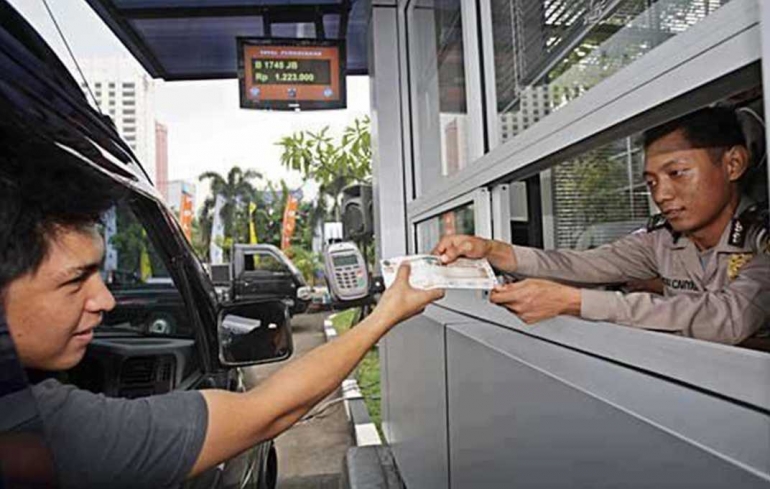Samsat Drive Thru juga menjadi alternatif penting bagi warga Jakarta untuk membayar pajak kendaraan bermotor. Kemudahan untuk membayar pajak, tentulah akan turut menekan jumlah penunggak pajak. Dengan demikian, kepatuhan warga untuk membayar pajak tepat waktu, akan meningkat secara bertahap. Foto: Dok. TMC Polda Metro Jaya