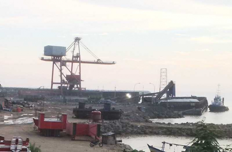 Pelabuhan khusus milik Pabrik Semen Merah Putih di Bayah, Kabupaten Lebak. (dok pri)