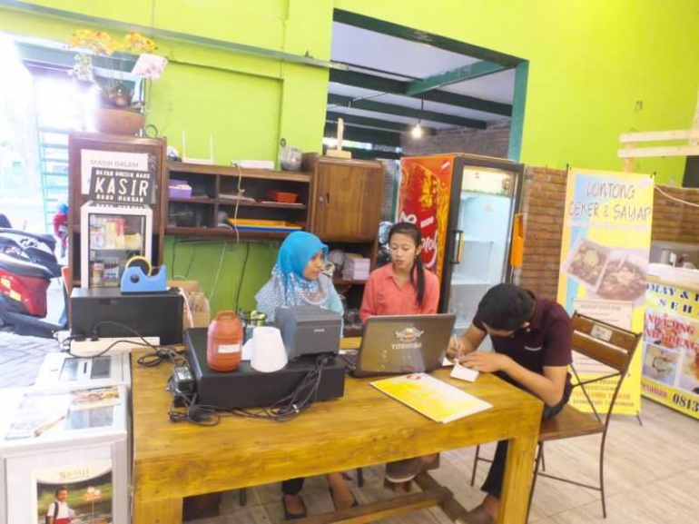 kru kasir Lambe Toerah Cuk. bisa langsung memesan dari sini / dokumentasi pribadi