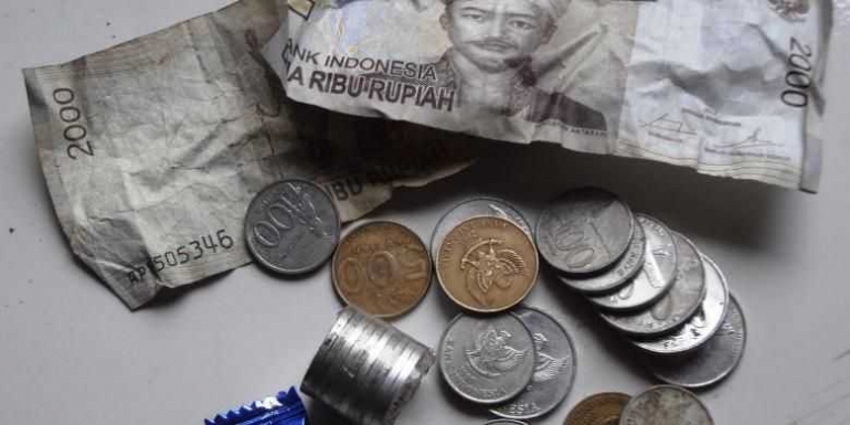 Uang pecahan Rp 100, 200, 500, dan permen. Banyak masyarakat yang menganggap uang recehan ini tak bernilai dan penting(KOMPAS.com / Mei Leandha)