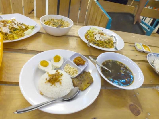 nasi rawon. di kejauhan ada bubur ayam dan mie kluntung. mie kluntung ini mungkin merasa dirinya fotogenik sehingga muncul di jepretan saya beberapa kali. wkwkw / dokumentasi pribadi