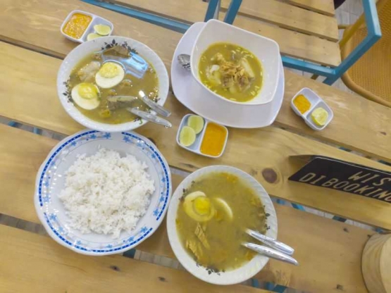 soto daging dan lontong kikil / dokumentasi pribadi