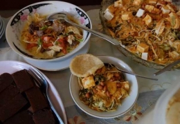 Soto Betawi (kiri-atas) dan Asinan Betawi (kanan-atas)