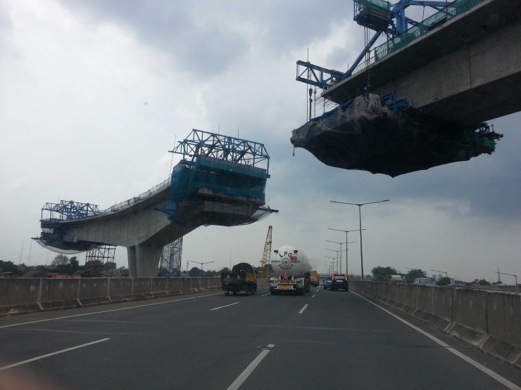 Salah satu pembangunan infrastruktur, jembatan penghubung busway di Jakarta yang manfaatnya akan dirasakan warga ibukota. Foto | Dokumen Pribadi