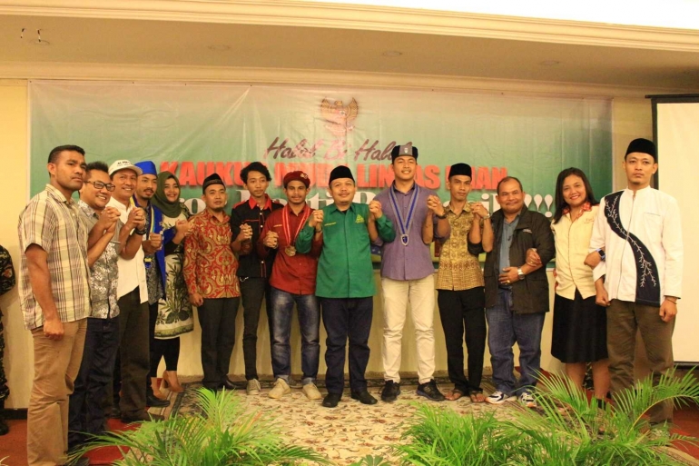 Perwakilan berbagai OKP saling bergandengan tangan simbol toleransi di Kota Bogor/Foto: Anthonius Evnadi