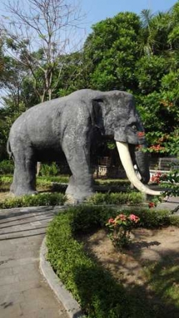 Patung gajah raksasa di depan pintu masuk museum (Sumber: dokumen pribadi)