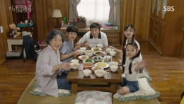 Keluarga Hae Sung. Salah satu scene kesayangan saya (dramabeans.com)