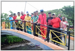 Nurdin Abdullah (berbaju merah dan topi biru) berfoto bersama para pejabat di Taman Bermain dan Olah Raga Anak Kabupaten Bantaeng (29/07).
