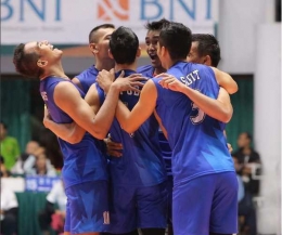 Punggawa timnas Indonesia saling berpelukan setelah memastikan diri lolos ke Semifinal Kejuaraan Asia 2017| Foto: Instagram @jpevolley