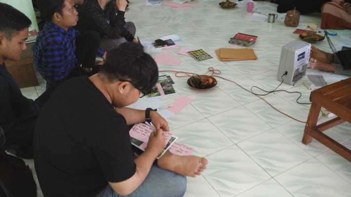 Salah seorang peserta workshop video menuliskan rencananya. Foto dok. Petrus Kanisius, Yayasan Palung