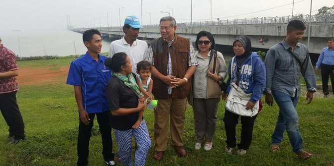 SBY dan keluarga ketika berkunjung ke Jembatan Suramadu. Foto: merdeka.com