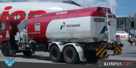 Caption: Ilustrasi: Tangki avtur Pertamina mengisi bahan bakar pesawat di Bandara Sentani, Jayapura, beberapa waktu lalu.(Kompas.com/ Bambang PJ)