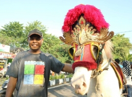 Kuda Tunggang, Pakai Kacamata Kuda, di samping Pak Kusir, Cimahi, Minggu (30/07/17), Foto Dok Pribadi J.Krisnomo