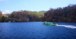 tempat wisata ini bisa dicapai dengan kapal kayu bermotor tempel (dok. YouTube)