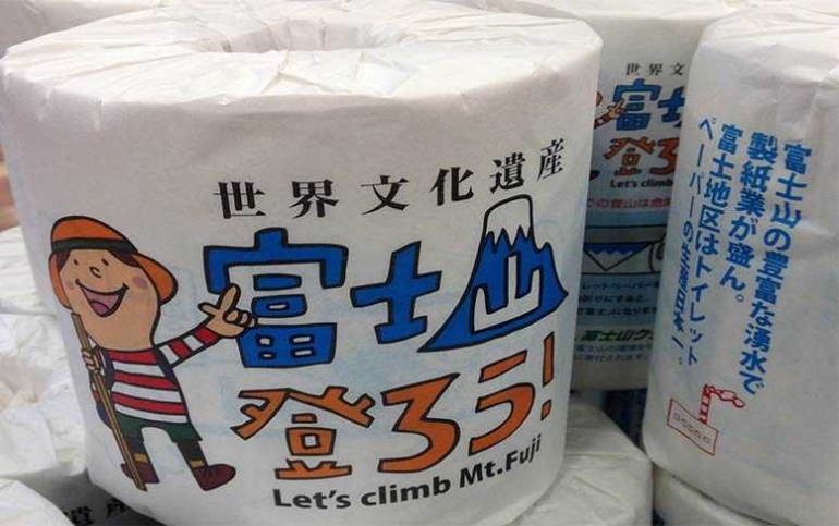 Toilet paper dengan tulisan untuk ajakan naik gn.fuji. Ternyata daerah sekitar Gn. Fuji adalah tempat produksi toilet paper terbanyak di Jepang. Omong2, ada yang tahu hubungan naik Gn. Fuji dan toilet paper nggak ?? :) (dok.pribadi)