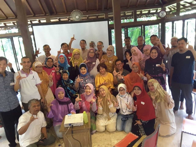 Foto: acara halal bihalal Lavender Ribbon Cancer Support Group bersama Ibu Dewi Motik dan dr. Ferdinan. 