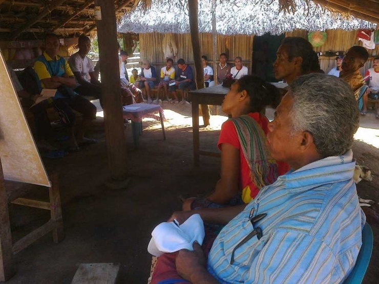  (ket. gambar: kegiatan belajar masyarakat menggunakan pendekatan diskusi kampung di kampung Nunuanah, NTT)