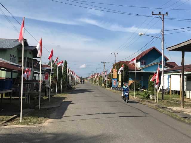 Jalanan Desa Tanjung Lapang yang dipenuhi bendera merah putih