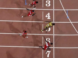 Bolt ketika mengalahkan Justin Gatlin di Beijing tahun 2015 lalu. Photo: Herald Sun