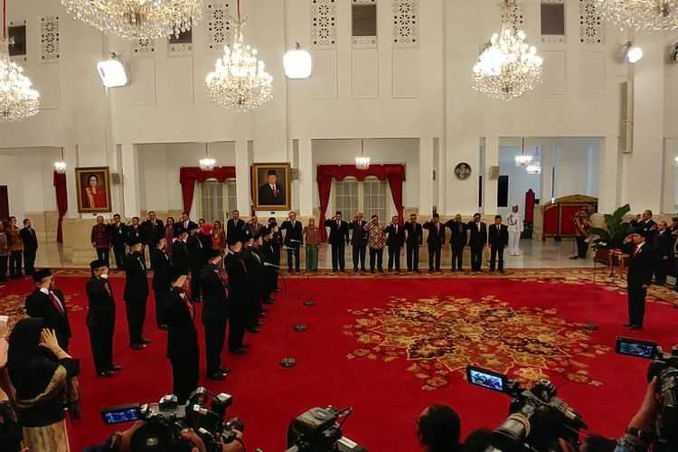 Presiden Joko Widodo melantik Anggota Badan Pengelolaan Keuangan Haji di Istana Merdeka, Jakarta, Rabu (26/7/2017). Foto.kompas.com/ihsanuddin