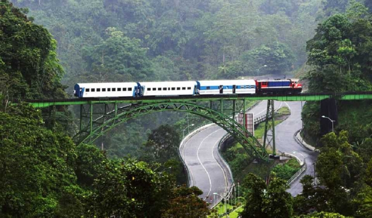 Pemandangan yang menarik lintasan kereta api di Sumatera Barat. (foto: Prins Fotografi)