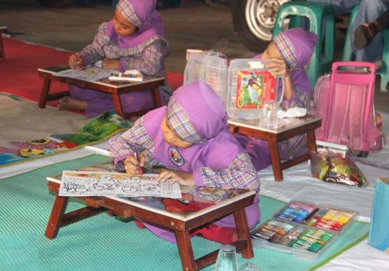 Lomba mewarnai tingkat TK dalam rangka memperingati Hari Kunjung Perpustakaan. (Foto: Gapey Sandy)