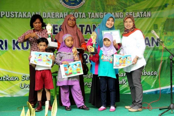 Para juara lomba mewarnai tingkat TK dalam rangka memperingati Hari Kunjung Perpustakaan. (Foto: Gapey Sandy)