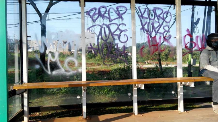Aksi vandalisme yang mencorat-coret halte bus di Jalan Raya Ciater, Serpong. Foto diambil pada Rabu, 2 Agustus 2017. (Foto: Gapey Sandy)