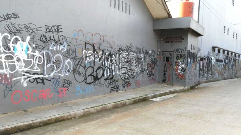 Aksi vandalisme di tembok rumah warga. Lokasi di Jalan Oscar, Bambu Apus, Pamulang. (Foto: Gapey Sandy)