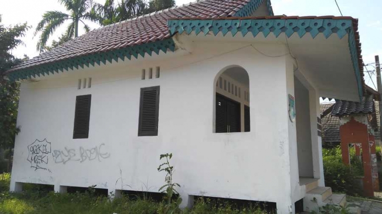 Balai Warga RW 09 di Perumahan Bukit Pamulang Indah pun tak luput dari coret-coretan vandalisme. (Foto: Gapey Sandy)